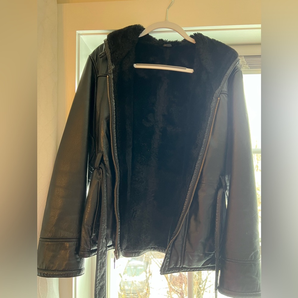 Genuine leather jacket with fur hood with belt Size Medium